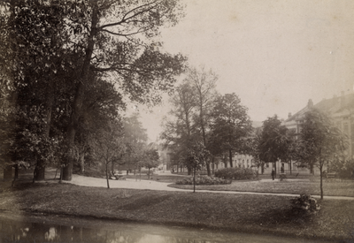 221788 Gezicht op het singelplantsoen aan het Lucasbolwerk te Utrecht.